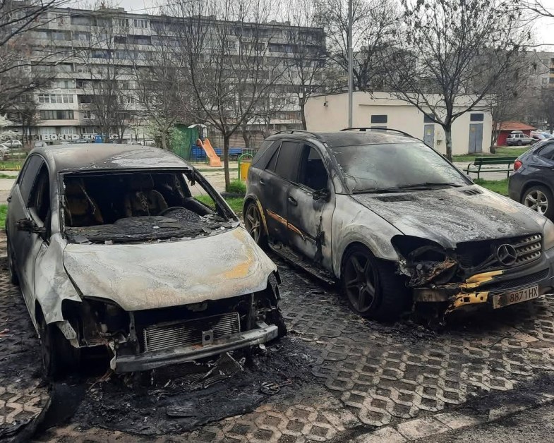 Автомобили изгоряха в София, говорят за умишлен палеж СНИМКИ