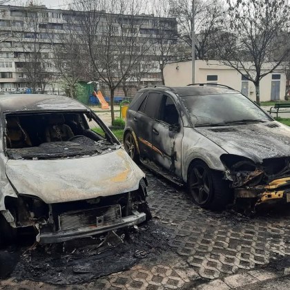 Два автомобила са изгорели напълно в София късно снощи разказват