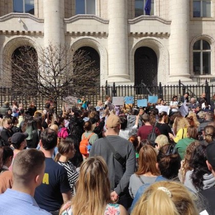 В момента се провежда протест срещу жестокостта към животни и