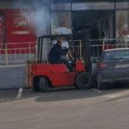 Абсурдна ситуация в Пловдивско Шофьорка твърди че мотокар преместил паркираната