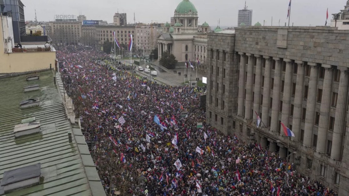 56 демонстранти от протеста в Белград са приети в болница заради слухови увреждания