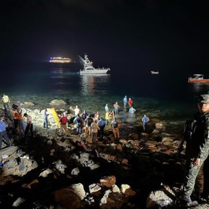 Най малко 12 души загинаха когато малък самолет се разби край