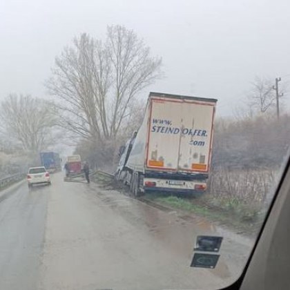 Камион е катастрофира на път в Плевенско съобщават граждани в