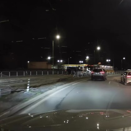 Кола се озова на трамвайното шосе в София и стана