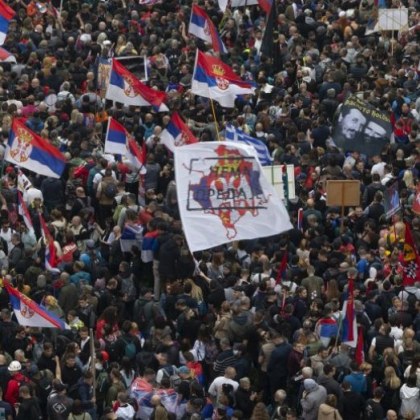 Снощи студенти и граждани се събраха пред сградата на общината