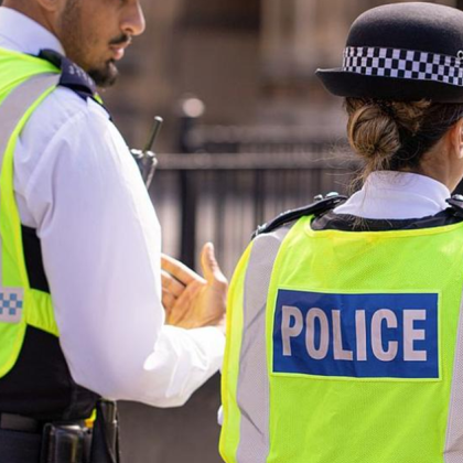 Жена е починала след като ван се е врязал в