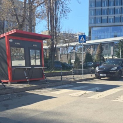Необичайна гледка се появи в столицата новопоставен павилион на тротоара