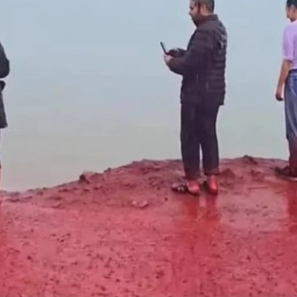 Видео на кървавочервено море на иранския остров Ормуз беше заснето на популярна