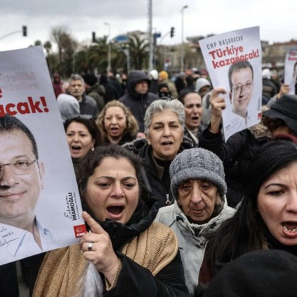 Стотици хора протестират в Истанбул срещу ареста на кмета Екрем