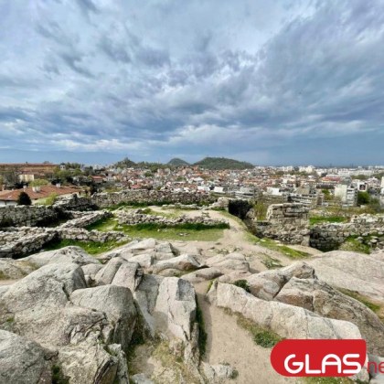 В сутрешните часове днес на отделни места в равнините ще