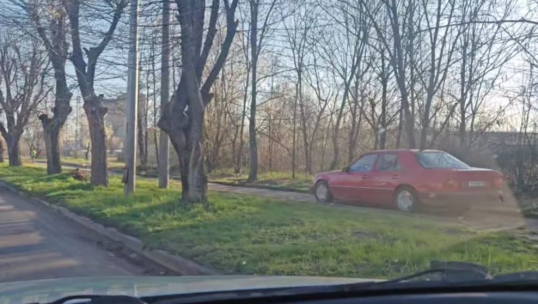 Шофьор не иска да чака в трафика, подкара по велоалеята ВИДЕО