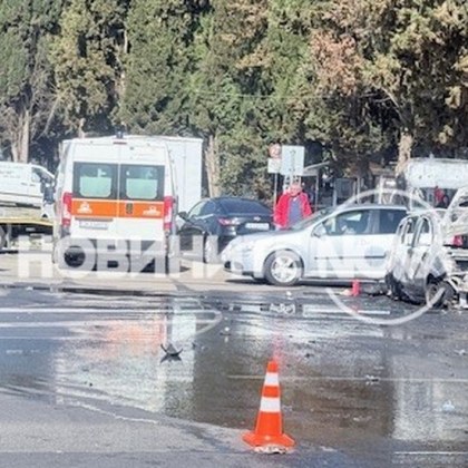 Тежка катастрофа стана на входа на Бургас Автомобил изгоря до