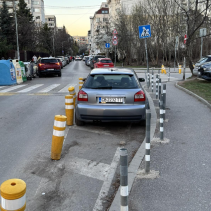 Снимка на нестандартно паркиран автомобил в столицата предизвика вълна от