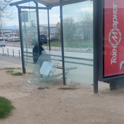 Вандалска проява в град Варна остави автобусна спирка с разбито