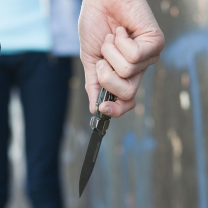 Жена с психично заболяване агресира и заплаши полицаи с макетен нож на