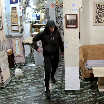 Мъж бе заснет от охранителна камера по време на кражба