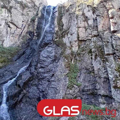 Устинският водопад се намира в северните скатове на Родопите над