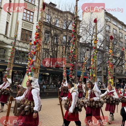 Шествие на кукери от село Отец Паисиево превзе пешеходната зона