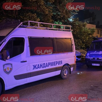 Мъж се барикадира в блок в КазанлъкТой е агресивен а