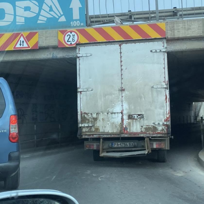 Камион с пазарджишка регистрация се заклещи под мост на булевард