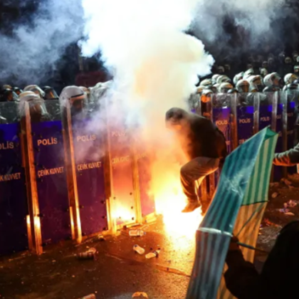 Служител на реда е бил залят с киселина по време