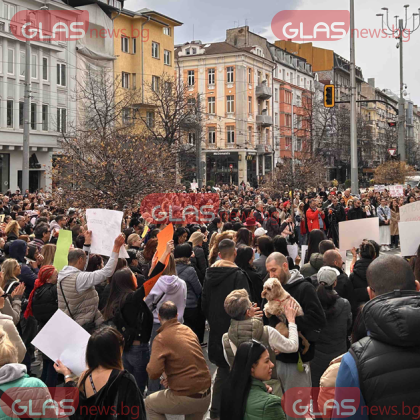 Стотици хора се събраха на протест пред сградата на Съдебната