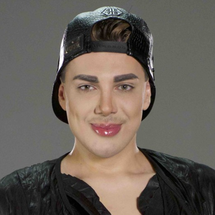 Полулярният гримьор и участник в риалити предавания Валентин Кулагин от