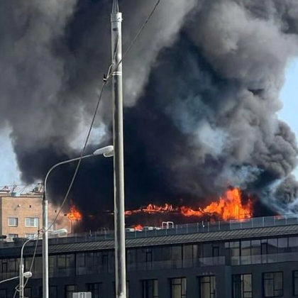 Голям пожар избухна днес в луксозен пентхаус в централния московски