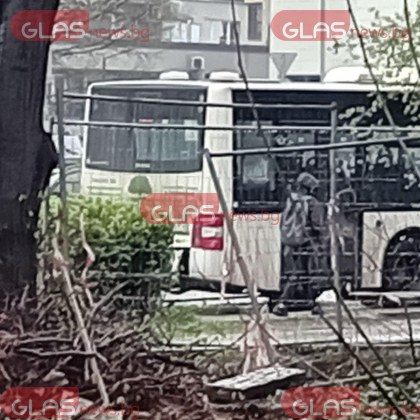 Катастрофа между автобус и лекотоварен камион стана преди минути в