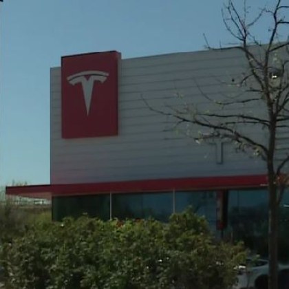 Откриха множество запалителни устройства в шоурум на Тесла Tesla в