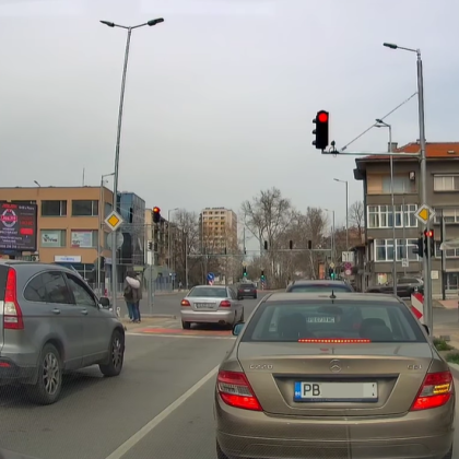 Подвеждащ светофар в Пловдив накара шофьор да потегли на червено ВИДЕО