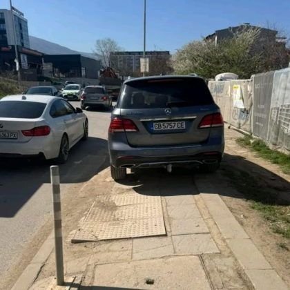 Снимка на неправилно паркиран джип предизвика бурна реакция в социалните