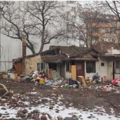 Сигнал за имот превърнал се в сметище в центъра на