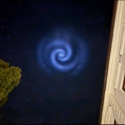 Тази голяма светеща спирала беше забелязана в нощното небе над