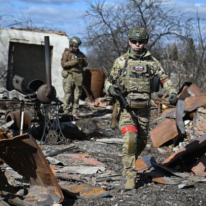 Военнослужещи от руските въоръжени сили спасили украински войник който лежал