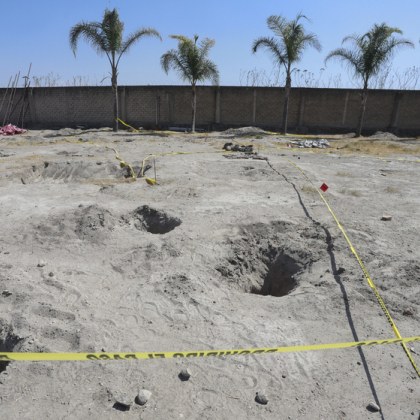 Откриването от активисти на подземни пещи и 200 чифта обувки