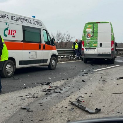 Катастрофа затруднява движението по АМ Тракия алармират водачи в групата