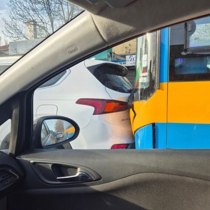 Верижна катастрофа с 2 коли и автобус на градския транспорт