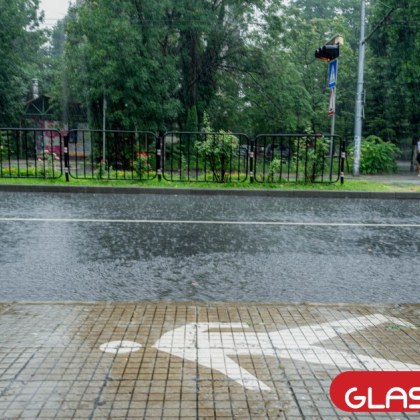 Днес в много райони в западната половина от страната се