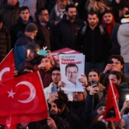 Седма нощ на протести и сблъсъци в Истанбул Срещу протестиращите