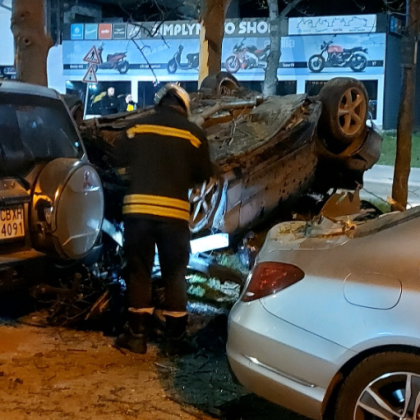 Тежка катастрофа стана тази нощ във Варна Два леки автомобила