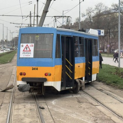 Трамвай се заби в стълб на бул Мария Луиза срещу