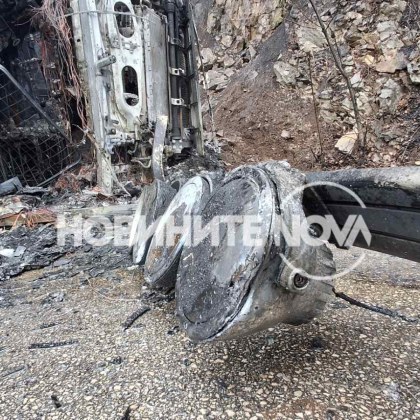 Камион натоварен със зеленчуци се обърна и се запали на