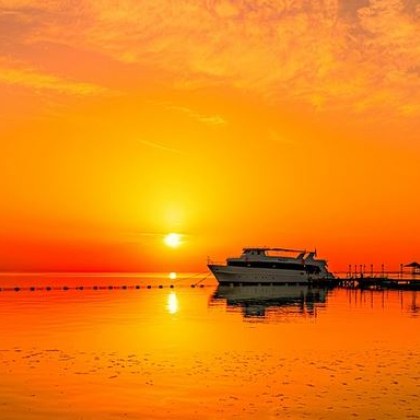 Най малко шестима души загинаха а деветима други бяха ранени когато