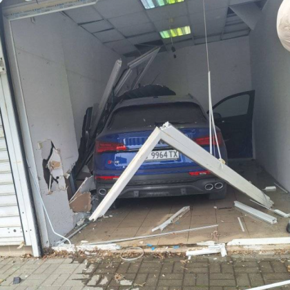 Странен инцидент стана днес във Варна Две превозни средства –