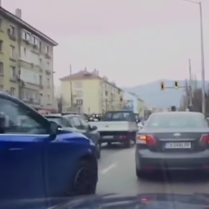 Поредна проява на безразсъдно шофиране в София бе заснета и