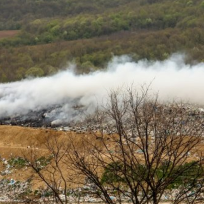 Запали се сметището за битови отпадъци край великотърновското село Шереметя