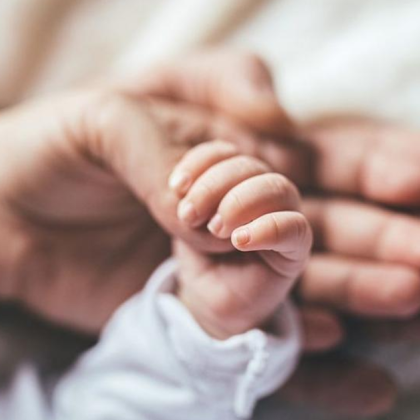 Лекарите продължават да се борят за живота на две деца