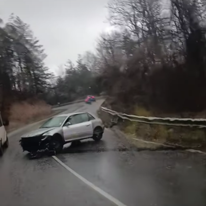 Катастрофа стана тази сутрин на прохода Петрохан Кола е катастрофирала самостоятелно