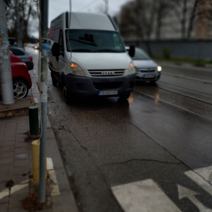 Пешеходец се разгневи заради неправилно паркиран бус в София Возилото